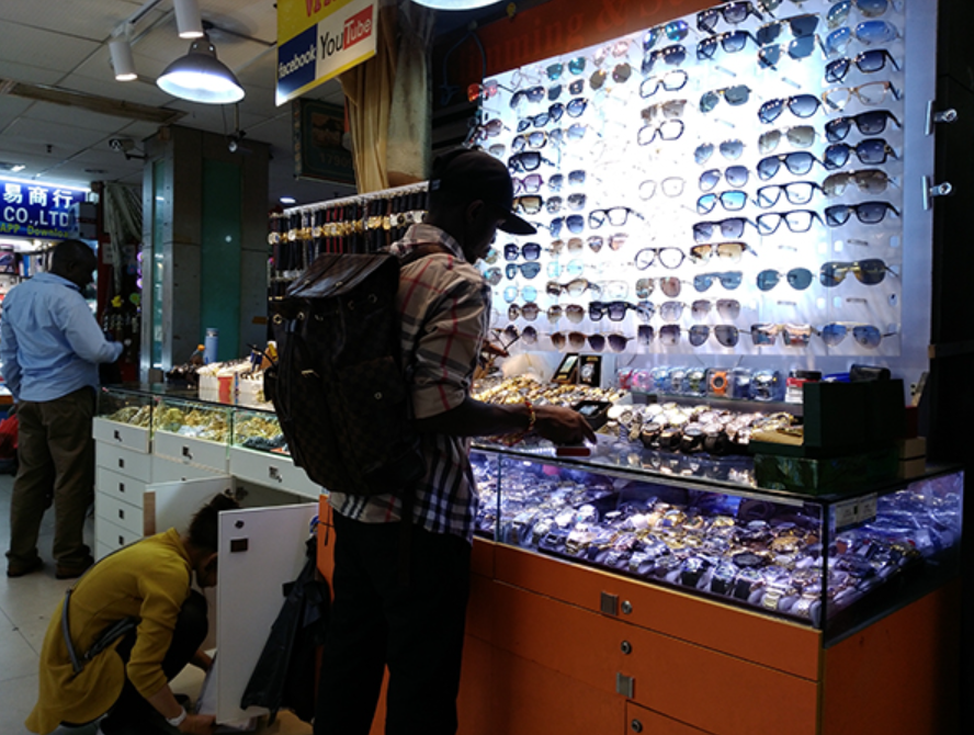 ▲广州登峰街商贸城