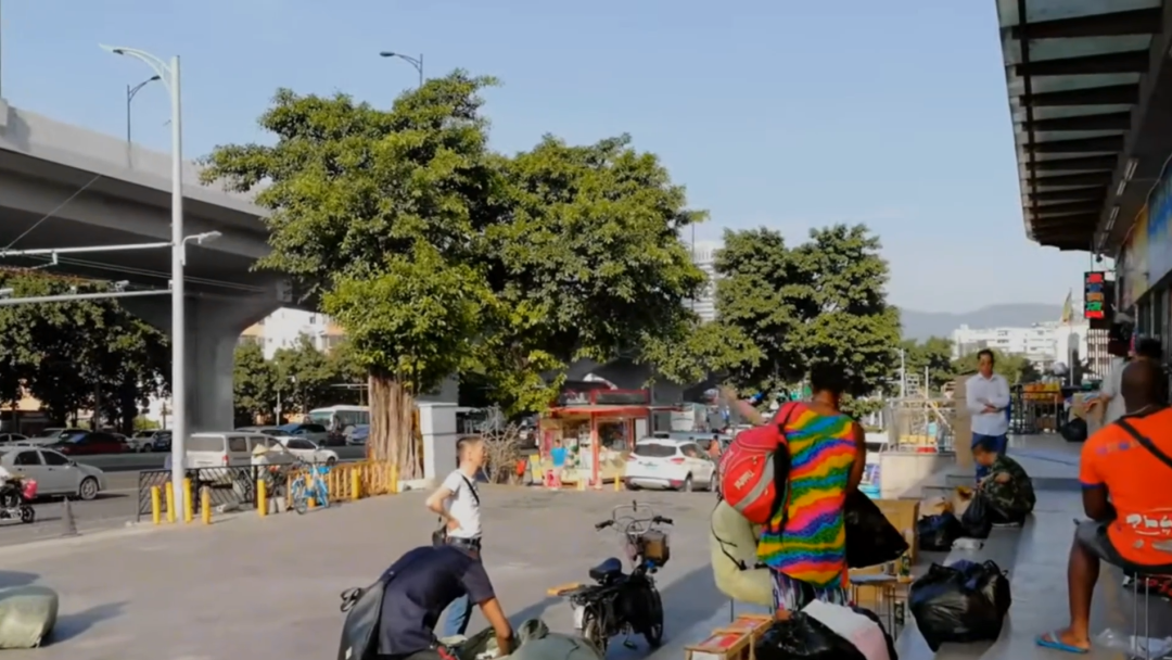 ▲搬运货物的非裔人士