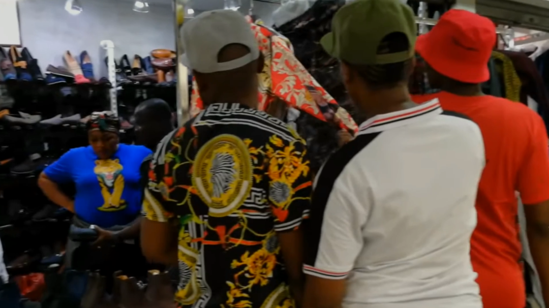 ▲批发市场中的非裔人士